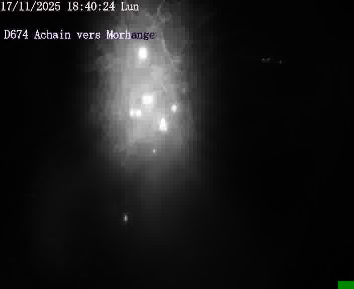 Caméra de trafic sur D674 (France) à Achain, orientée vers Morhange, permettant d’évaluer fluidité, incidents et densité automobile.