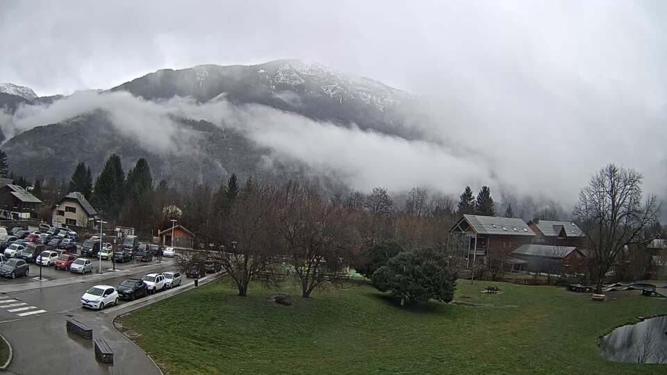 Webcam au niveau de la mairie du village du Bourg d'Oisans, aux pieds de l'Alpe d'Huez et aux portes du parc des Écrins