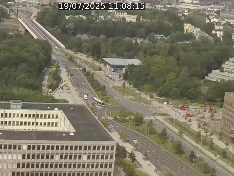 Webcam sur l'avenue John Fitzgerald Kennedy (N51) avec vue sur le Pont rouge (Pont Grande Duchesse Charlotte), l'arrêt Pfaffenthal et l'entrée du quartier Kirchberg