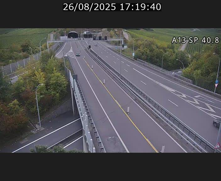 Webcam avec vue sur l'entrée côté allemand du tunnel Markusbierg à Schengen. Vue orientée vers le tunnel et Bettembourg