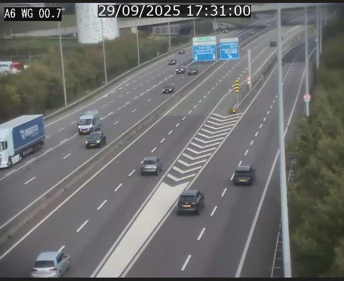 Traffic live webcam Luxembourg Croix de Cessange - A6 - BK 0.7 - direction A3 France