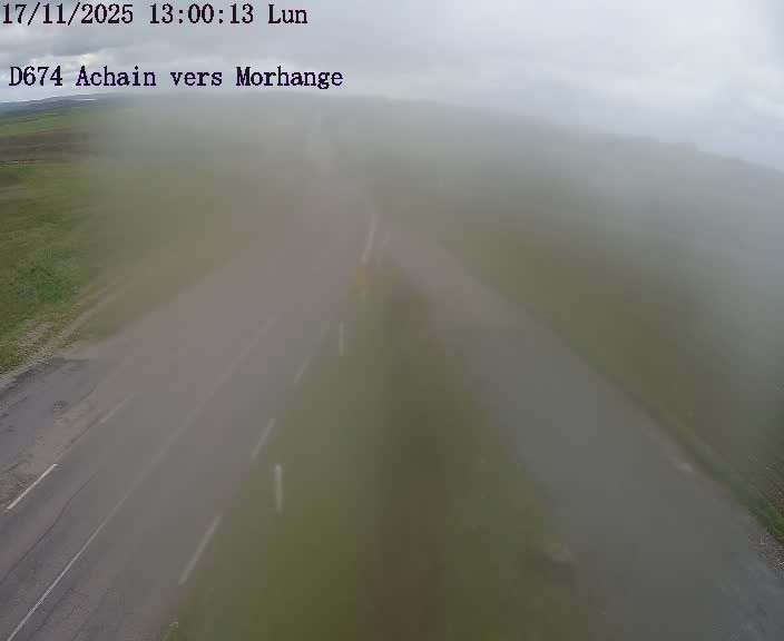 Caméra de trafic sur D674 (France) à Achain, orientée vers Morhange, permettant d’évaluer fluidité, incidents et densité automobile.