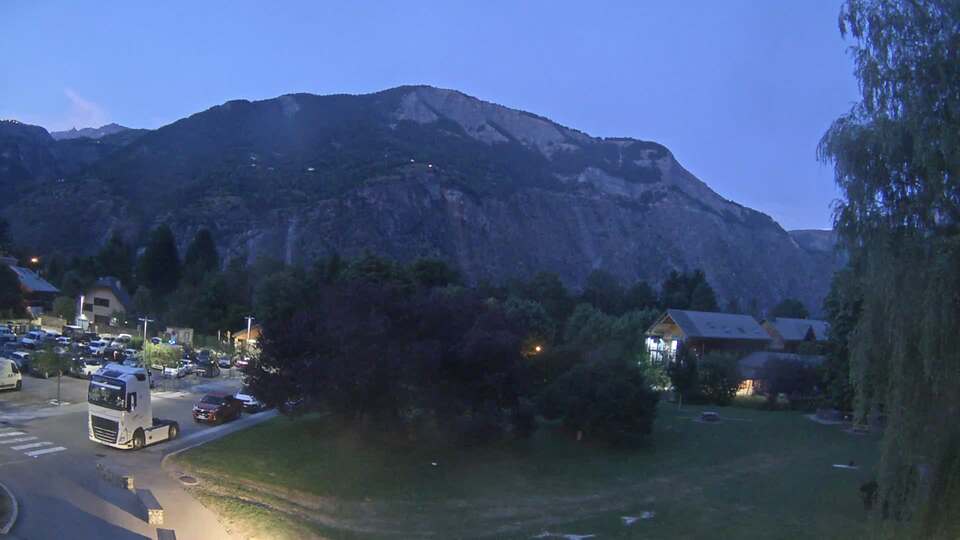 Webcam au niveau de la mairie du village du Bourg d'Oisans, aux pieds de l'Alpe d'Huez et aux portes du parc des Écrins