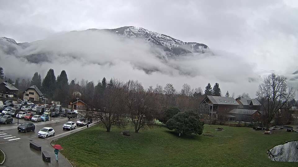 Webcam au niveau de la mairie du village du Bourg d'Oisans, aux pieds de l'Alpe d'Huez et aux portes du parc des Écrins