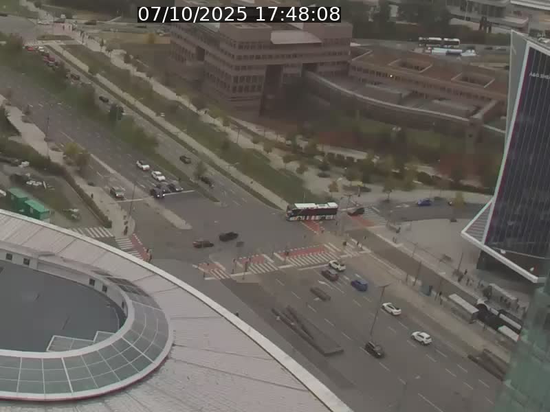 Webcam sur l'avenue John Fitzgerald Kennedy (N51) avec vue sur le Pont rouge (Pont Grande Duchesse Charlotte), l'arrêt Pfaffenthal et l'entrée du quartier Kirchberg