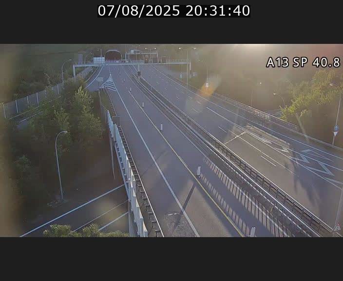 Webcam avec vue sur l'entrée côté allemand du tunnel Markusbierg à Schengen. Vue orientée vers le tunnel et Bettembourg