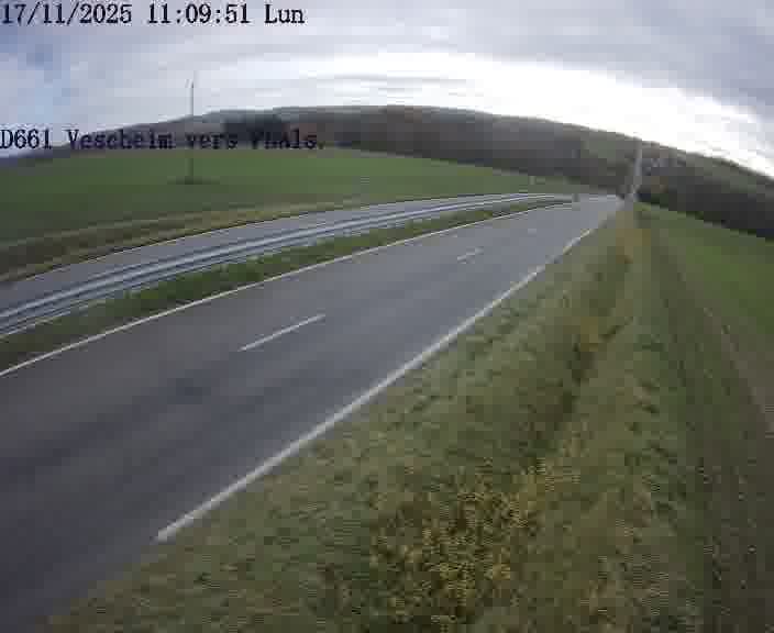 Caméra routière située sur D661 (France) à Vescheim, orientée vers Phalsbourg, surveillant en continu la circulation locale et régionale.
