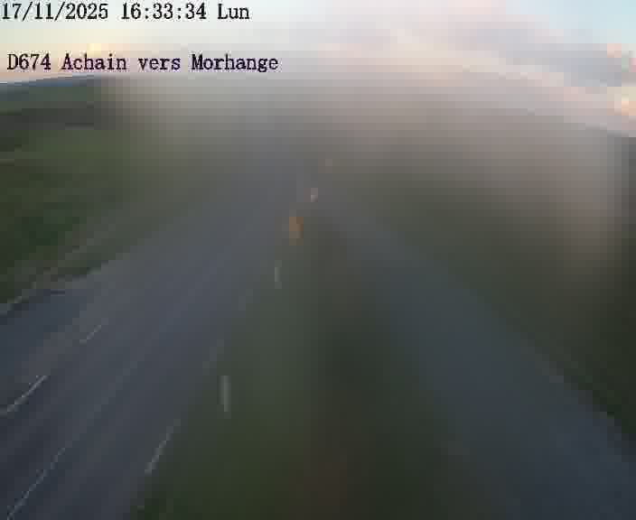 Caméra de trafic sur D674 (France) à Achain, orientée vers Morhange, permettant d’évaluer fluidité, incidents et densité automobile.