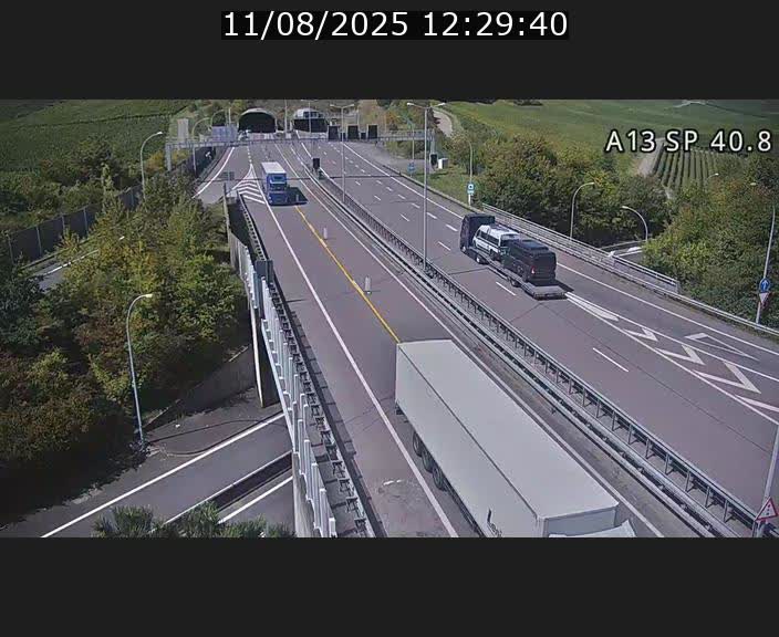 Webcam avec vue sur l'entrée côté allemand du tunnel Markusbierg à Schengen. Vue orientée vers le tunnel et Bettembourg