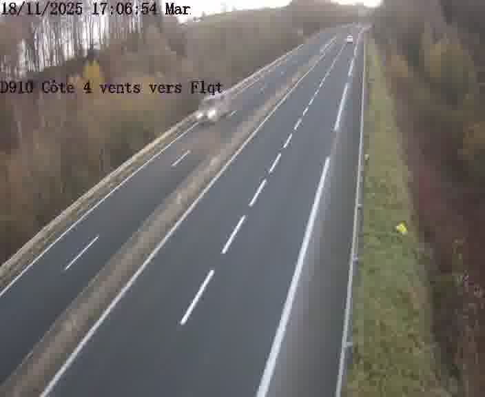 Webcam sur la D910 située dans la Côte des 4 vents. Vue orientée vers le haut de la côte, vers Faulquemont