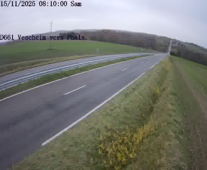 Caméra routière située sur D661 (France) à Vescheim, orientée vers Phalsbourg, surveillant en continu la circulation locale et régionale.