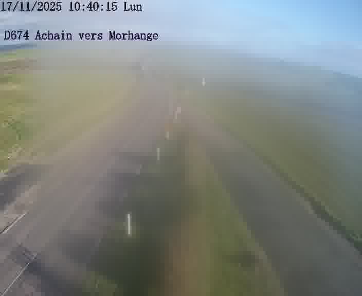 Caméra de trafic sur D674 (France) à Achain, orientée vers Morhange, permettant d’évaluer fluidité, incidents et densité automobile.