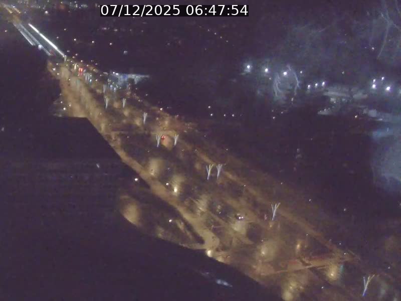 Webcam sur l'avenue John Fitzgerald Kennedy (N51) avec vue sur le Pont rouge (Pont Grande Duchesse Charlotte), l'arrêt Pfaffenthal et l'entrée du quartier Kirchberg