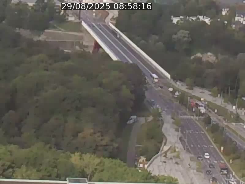 Webcam sur l'avenue John Fitzgerald Kennedy (N51) avec vue sur le Pont rouge (Pont Grande Duchesse Charlotte), l'arrêt Pfaffenthal et l'entrée du quartier Kirchberg