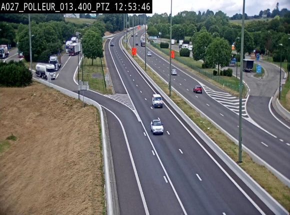 Webcam A27/E42 avec vue sur le parking de l'aire de Polleur, après le Viaduc de Polleur à Theux. Vue orientée vers Liège