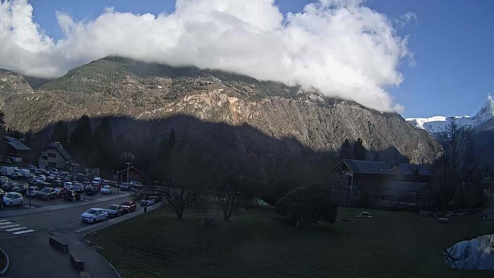 Webcam au niveau de la mairie du village du Bourg d'Oisans, aux pieds de l'Alpe d'Huez et aux portes du parc des Écrins