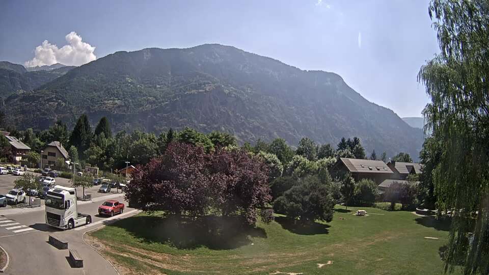 Webcam au niveau de la mairie du village du Bourg d'Oisans, aux pieds de l'Alpe d'Huez et aux portes du parc des Écrins