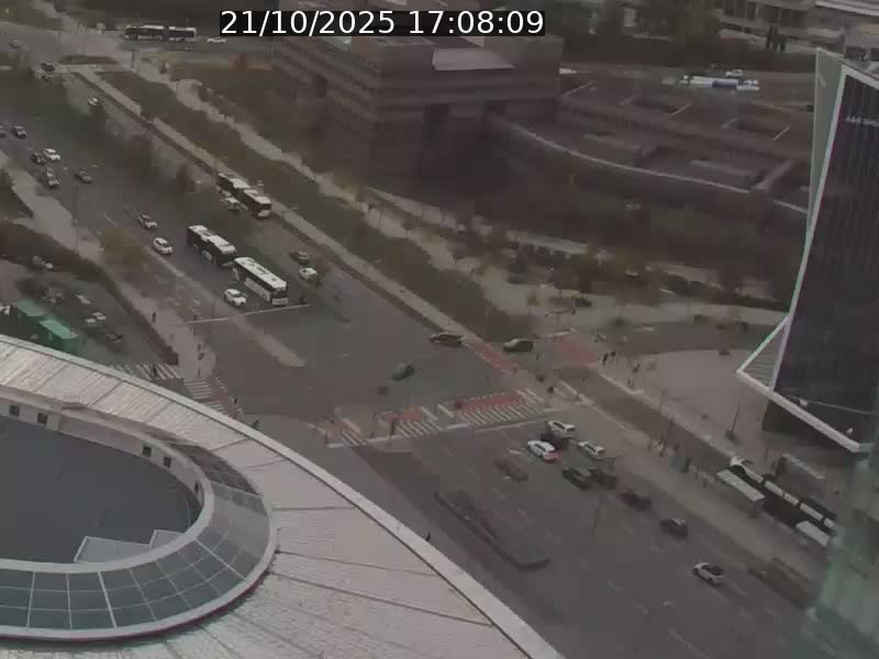 Webcam sur l'avenue John Fitzgerald Kennedy (N51) avec vue sur le Pont rouge (Pont Grande Duchesse Charlotte), l'arrêt Pfaffenthal et l'entrée du quartier Kirchberg