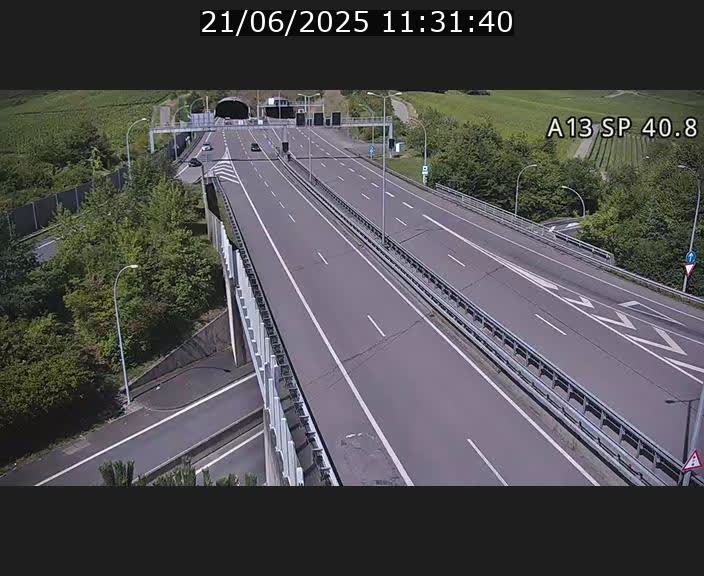 Webcam avec vue sur l'entrée côté allemand du tunnel Markusbierg à Schengen. Vue orientée vers le tunnel et Bettembourg