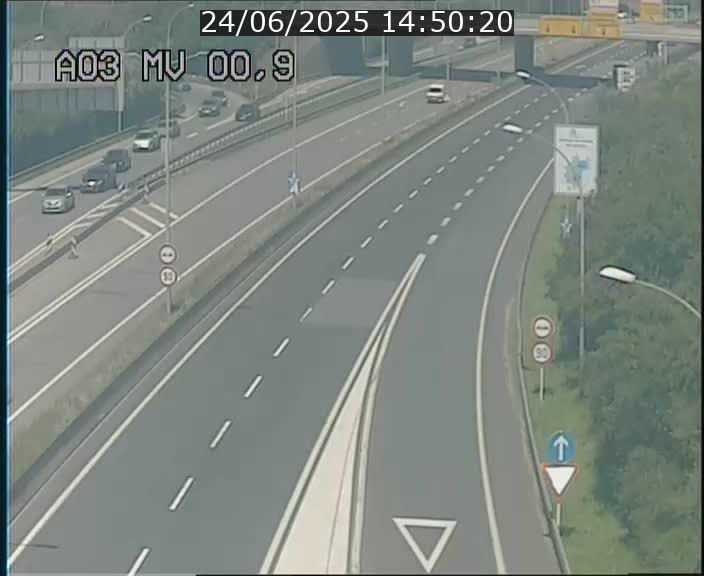 Traffic live webcam Luxembourg Croix de Gasperich - A3 - BK 0.4 - direction Luxembourg