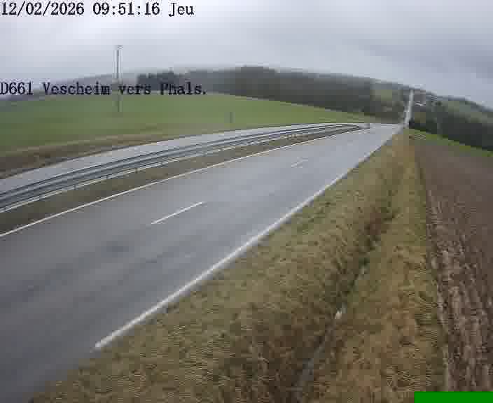 Caméra routière située sur D661 (France) à Vescheim, orientée vers Phalsbourg, surveillant en continu la circulation locale et régionale.