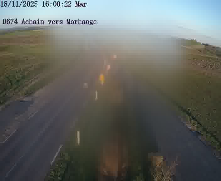 Caméra de trafic sur D674 (France) à Achain, orientée vers Morhange, permettant d’évaluer fluidité, incidents et densité automobile.