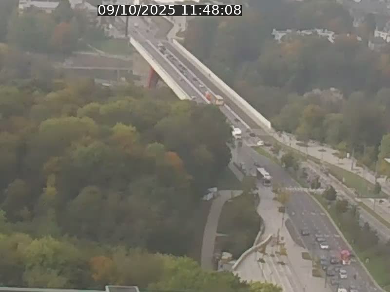 Webcam sur l'avenue John Fitzgerald Kennedy (N51) avec vue sur le Pont rouge (Pont Grande Duchesse Charlotte), l'arrêt Pfaffenthal et l'entrée du quartier Kirchberg