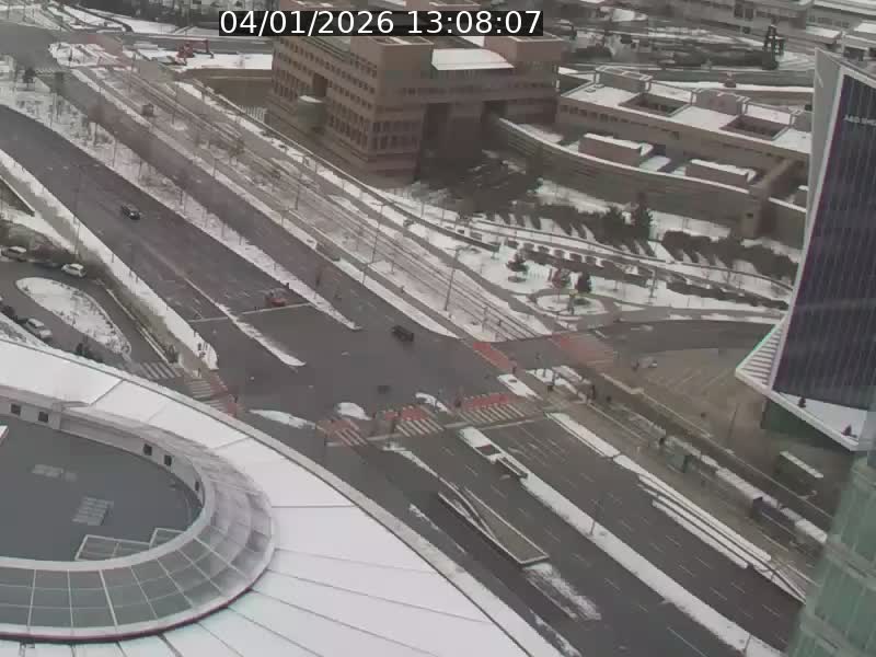 Webcam sur l'avenue John Fitzgerald Kennedy (N51) avec vue sur le Pont rouge (Pont Grande Duchesse Charlotte), l'arrêt Pfaffenthal et l'entrée du quartier Kirchberg