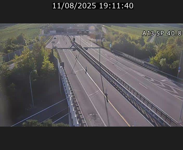 Webcam avec vue sur l'entrée côté allemand du tunnel Markusbierg à Schengen. Vue orientée vers le tunnel et Bettembourg