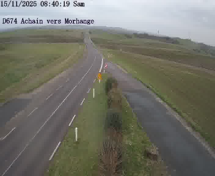 Caméra de trafic sur D674 (France) à Achain, orientée vers Morhange, permettant d’évaluer fluidité, incidents et densité automobile.