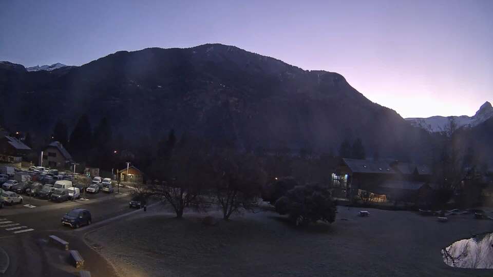 Webcam au niveau de la mairie du village du Bourg d'Oisans, aux pieds de l'Alpe d'Huez et aux portes du parc des Écrins