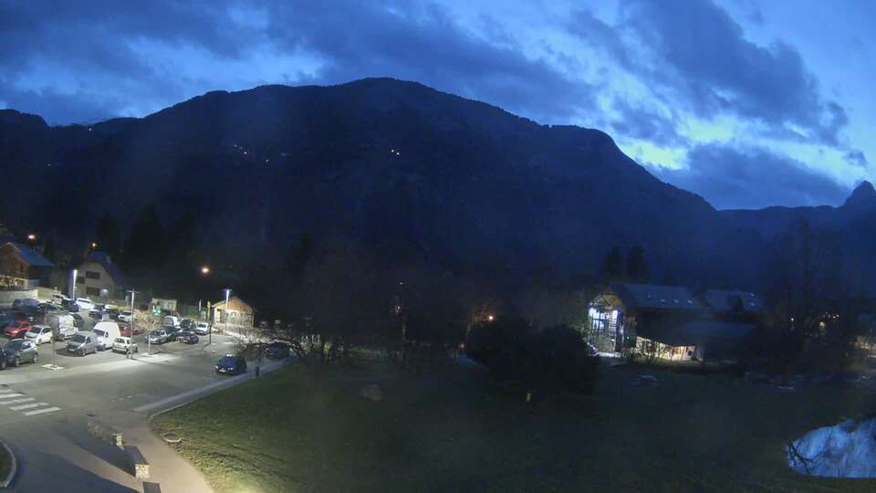 Webcam au niveau de la mairie du village du Bourg d'Oisans, aux pieds de l'Alpe d'Huez et aux portes du parc des Écrins