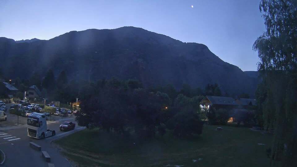 Webcam au niveau de la mairie du village du Bourg d'Oisans, aux pieds de l'Alpe d'Huez et aux portes du parc des Écrins