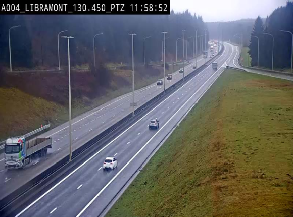 Webcam E411 à hauteur de la sortie 25 de Libramont menant vers Bouillon, Sedan et Reims via la N89. Vue orientée vers Bruxelles