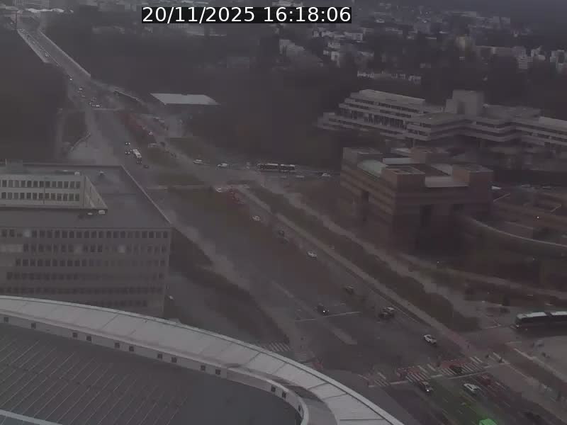 Webcam sur l'avenue John Fitzgerald Kennedy (N51) avec vue sur le Pont rouge (Pont Grande Duchesse Charlotte), l'arrêt Pfaffenthal et l'entrée du quartier Kirchberg