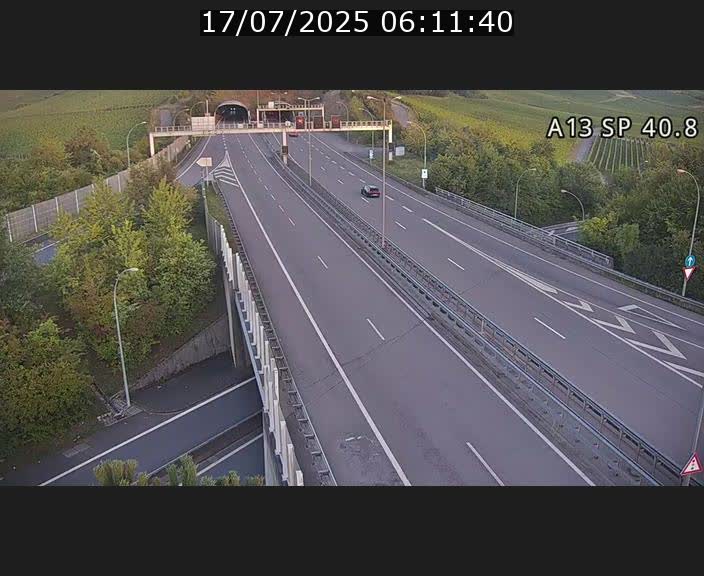 Webcam avec vue sur l'entrée côté allemand du tunnel Markusbierg à Schengen. Vue orientée vers le tunnel et Bettembourg