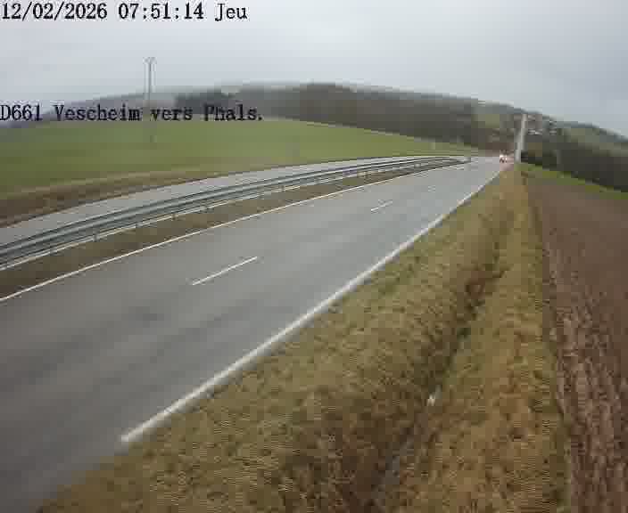 Caméra routière située sur D661 (France) à Vescheim, orientée vers Phalsbourg, surveillant en continu la circulation locale et régionale.