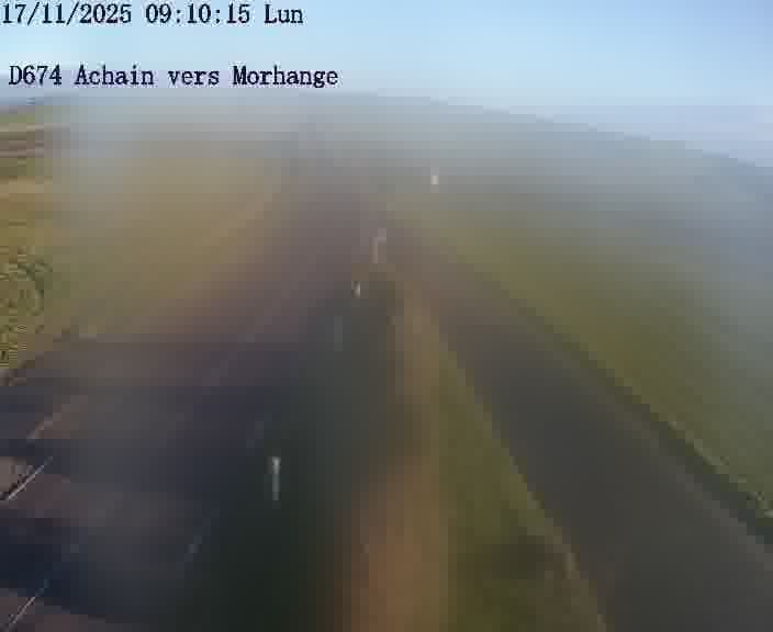 Caméra de trafic sur D674 (France) à Achain, orientée vers Morhange, permettant d’évaluer fluidité, incidents et densité automobile.