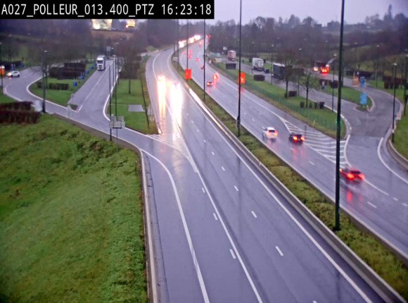Webcam A27/E42 avec vue sur le parking de l'aire de Polleur, après le Viaduc de Polleur à Theux. Vue orientée vers Liège