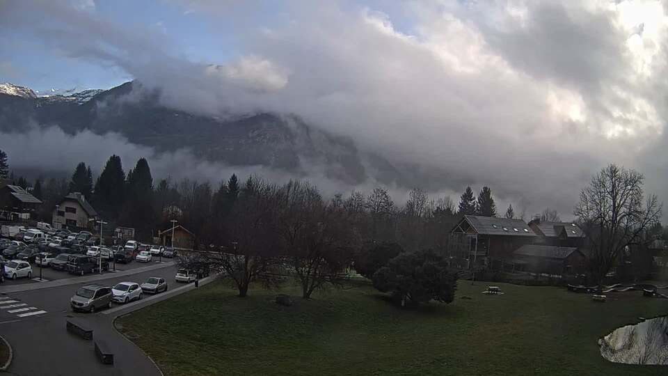 Webcam au niveau de la mairie du village du Bourg d'Oisans, aux pieds de l'Alpe d'Huez et aux portes du parc des Écrins