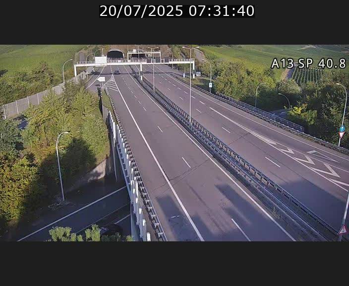 Webcam avec vue sur l'entrée côté allemand du tunnel Markusbierg à Schengen. Vue orientée vers le tunnel et Bettembourg