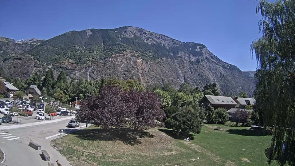 Webcam au niveau de la mairie du village du Bourg d'Oisans, aux pieds de l'Alpe d'Huez et aux portes du parc des Écrins
