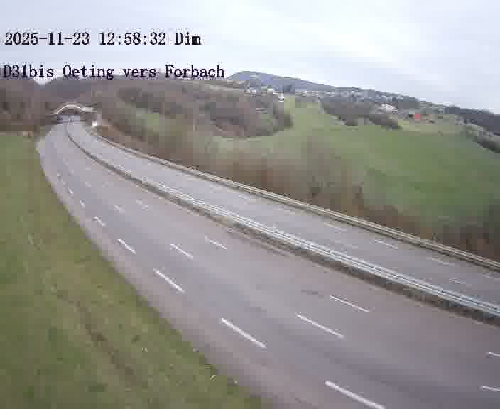 Caméra routière située sur D31bis (France) à Oeting, orientée vers Forbach, surveillant en continu la circulation locale et régionale.