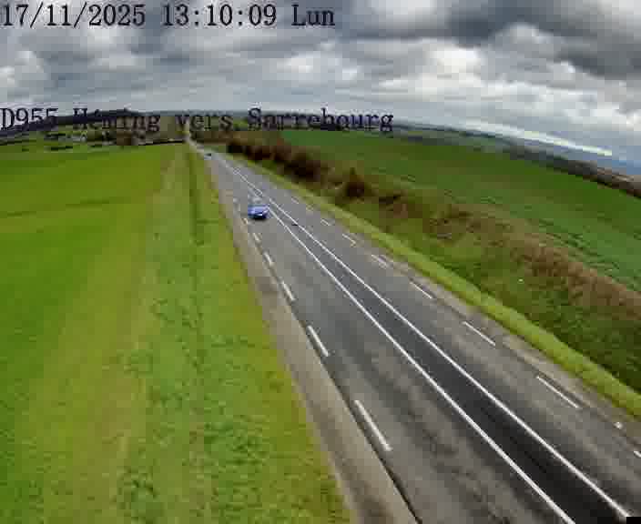 Caméra routière située sur D955 (France) à Heming, orientée vers Sarrebourg, surveillant en continu la circulation locale et régionale.