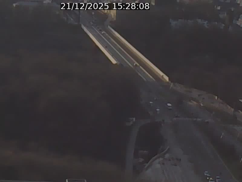 Webcam sur l'avenue John Fitzgerald Kennedy (N51) avec vue sur le Pont rouge (Pont Grande Duchesse Charlotte), l'arrêt Pfaffenthal et l'entrée du quartier Kirchberg