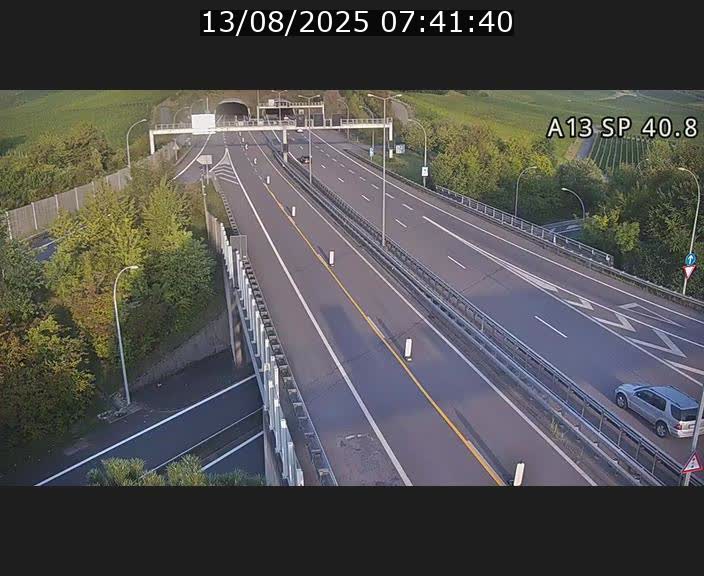 Webcam avec vue sur l'entrée côté allemand du tunnel Markusbierg à Schengen. Vue orientée vers le tunnel et Bettembourg