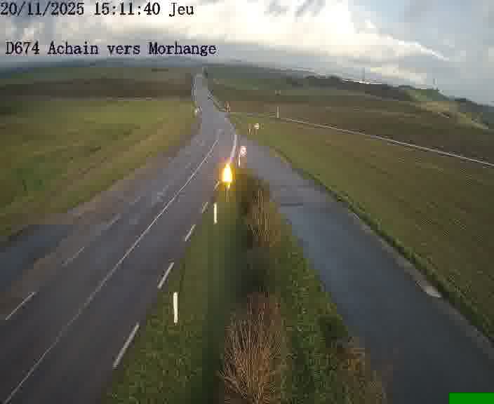 Caméra de trafic sur D674 (France) à Achain, orientée vers Morhange, permettant d’évaluer fluidité, incidents et densité automobile.
