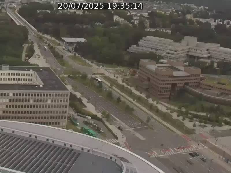 Webcam sur l'avenue John Fitzgerald Kennedy (N51) avec vue sur le Pont rouge (Pont Grande Duchesse Charlotte), l'arrêt Pfaffenthal et l'entrée du quartier Kirchberg