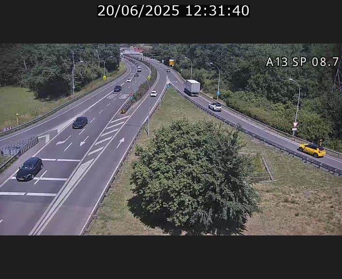 Traffic live webcam Luxembourg Jonction Lankelz - A13 direction Pétange - BK 8.7 