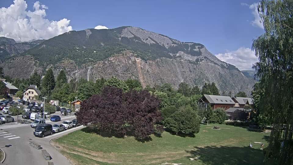 Webcam au niveau de la mairie du village du Bourg d'Oisans, aux pieds de l'Alpe d'Huez et aux portes du parc des Écrins